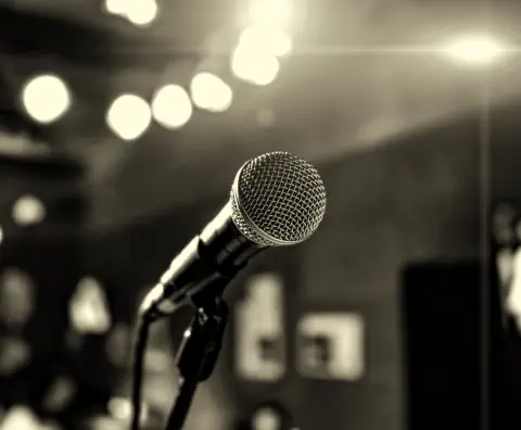 Mike als Alleinunterhalter bei einer Session, spielt Gitarre und singt live