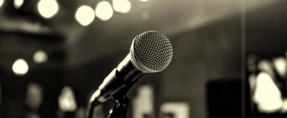 Mike als Alleinunterhalter bei einer Session, spielt Gitarre und singt live