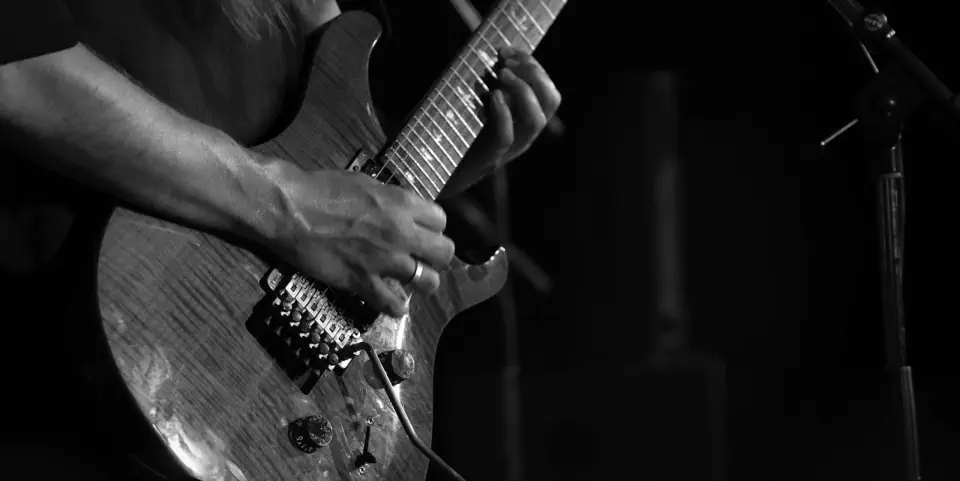 Archivbild von einer Gitarre – passend zu Mikes Musikstil und Auftritten als Alleinunterhalter.